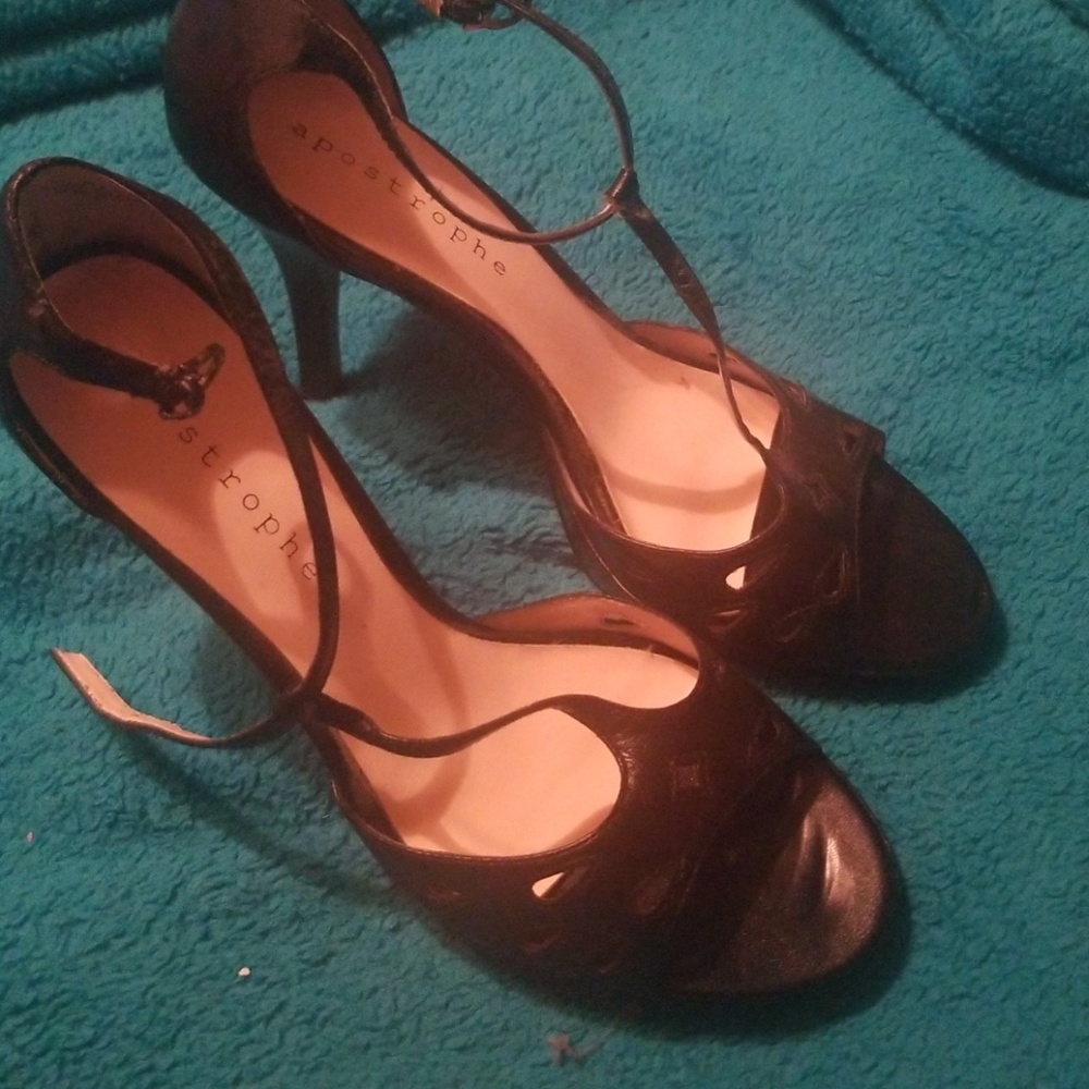 Black apostrophe shoes